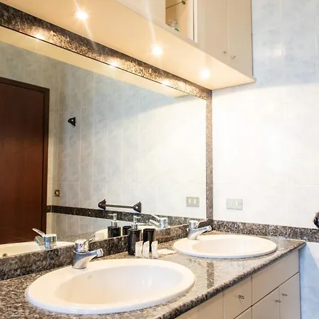 Ampio Con Terrazzo, 3 E 2 Bagni A 2 Passi Dalla Metro Daire Milano